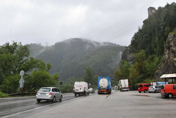 Ilustračný obrázok k článku Dobrá správa pre vodičov. Cesta popod Strečno na dlhší čas bez obmedzení