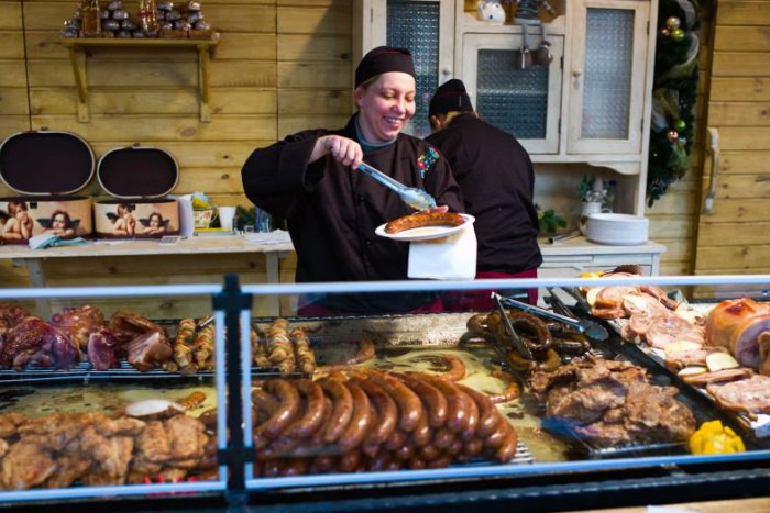 Ilustračný obrázok k článku Čím nás kŕmia? Hygienici našli na vianočných trhoch potraviny po dátume spotreby