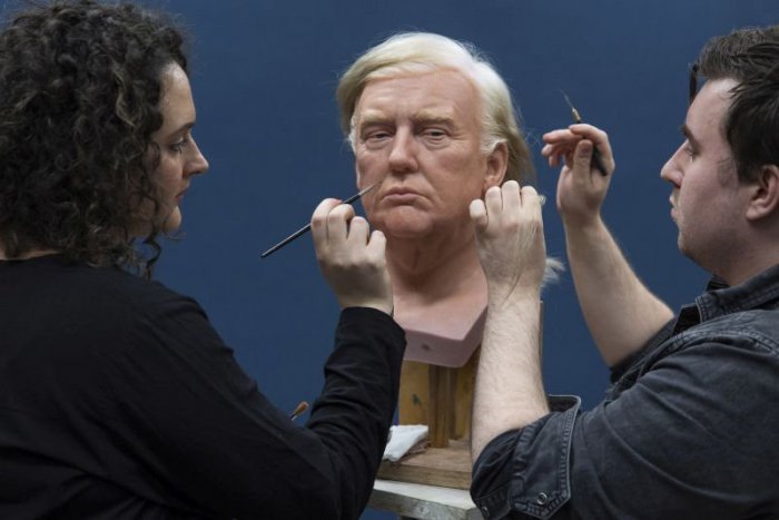 Ilustračný obrázok k článku KURIOZITA DŇA: Ktorý je krajší? Donald Trump podstúpil voskovú "operáciu"