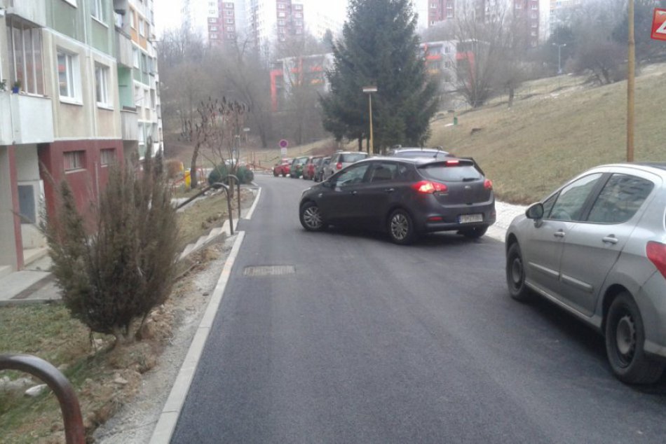 Ilustračný obrázok k článku O niečo neskôr, ale predsa: Na Rozkvete radosť z nových chodníkov a cesty, FOTO