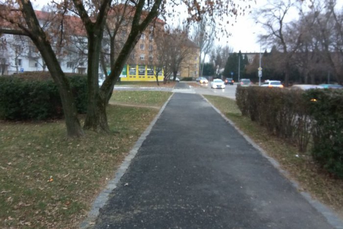 Ilustračný obrázok k článku Chodníky v Nových Zámkoch: Čo mesto v roku 2016 opravilo a čo nás ešte čaká?