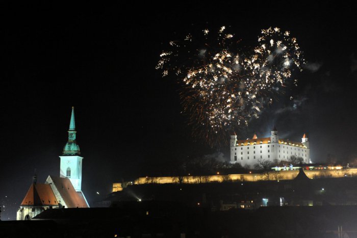 Ilustračný obrázok k článku Silvester na Hlavnom námestí: Zabávať budú "diabli" aj digitálny ohňostroj