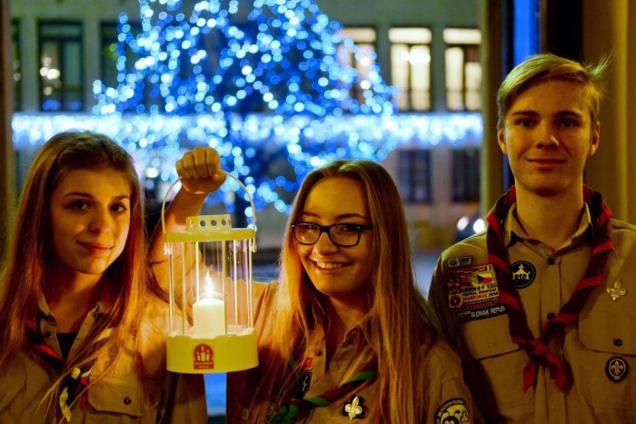 Ilustračný obrázok k článku Betlehemské svetlo svieti už aj v Primaciálnom paláci