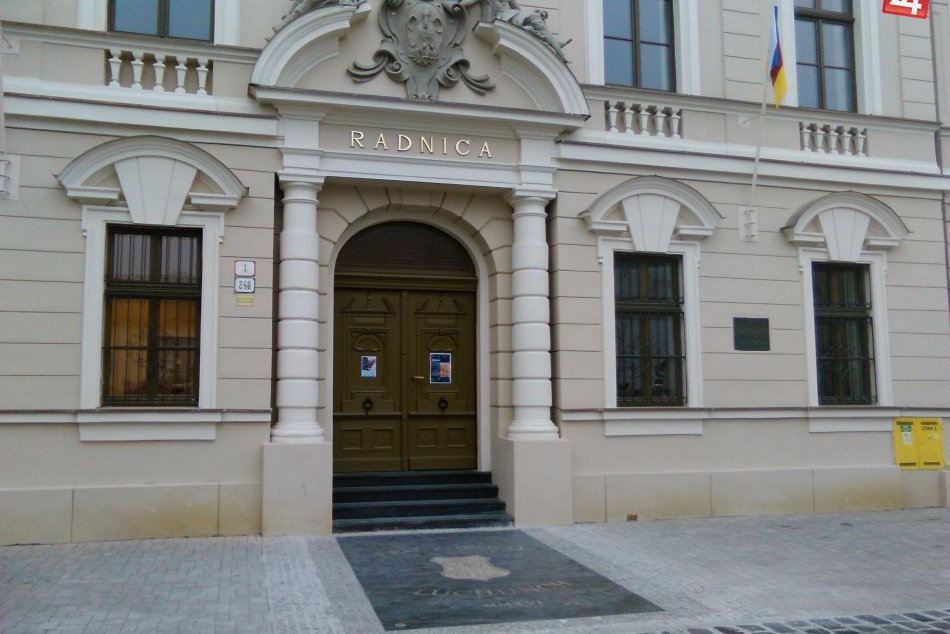 Ilustračný obrázok k článku Pohľady Lučenčanov priťahuje nevšedný nápis. Všimli ste si NOVINKU pred radnicou?