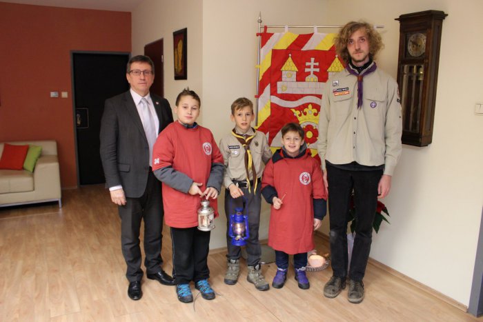 Ilustračný obrázok k článku Betlehemské svetlo svieti už aj v Ružinove. Príďte si z neho odpáliť