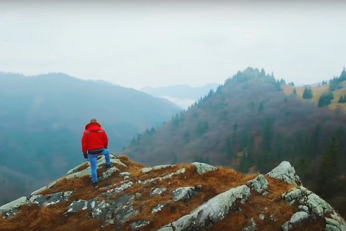 Ilustračný obrázok k článku VIDEO: Úchvatný klip nadaného klaviristu. Nádhera natočená v prírode pri Bystrici