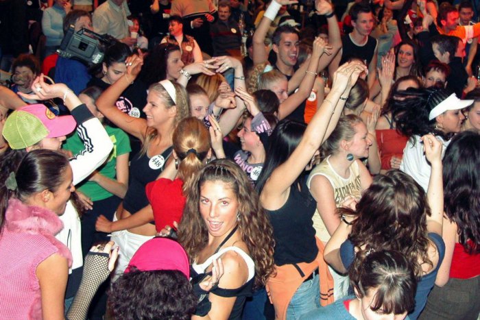 Ilustračný obrázok k článku Poslanci zasadnú už vo štvrtok: Padne rozhodnutie na obmedzenie nočnej zábavy?