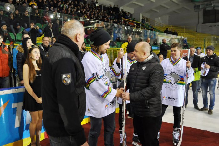 Ilustračný obrázok k článku Peter Sagan odštartoval hokejový zápas: Vlkov okrem prehry sklamala ešte jedna vec...