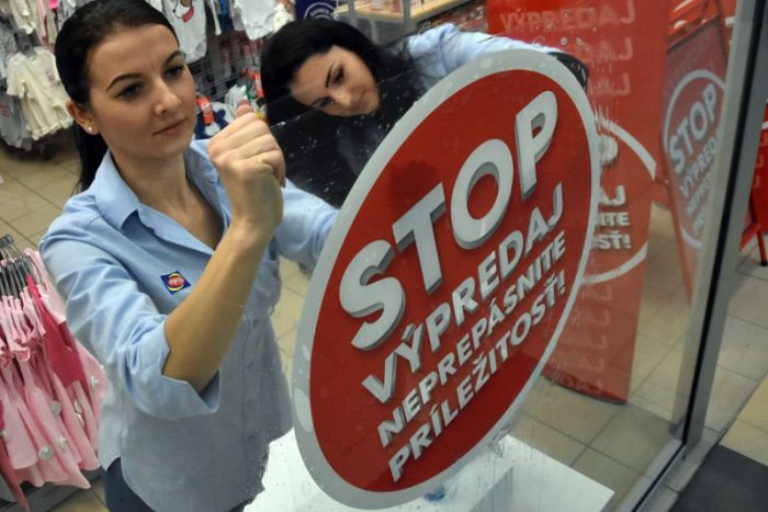 Ilustračný obrázok k článku Obchodníci spúšťajú v týchto dňoch tradičné povianočné výpredaje