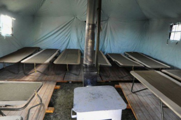 Ilustračný obrázok k článku Pomohli ľuďom bez domova v Michalovciach: Vojaci im postavili stan