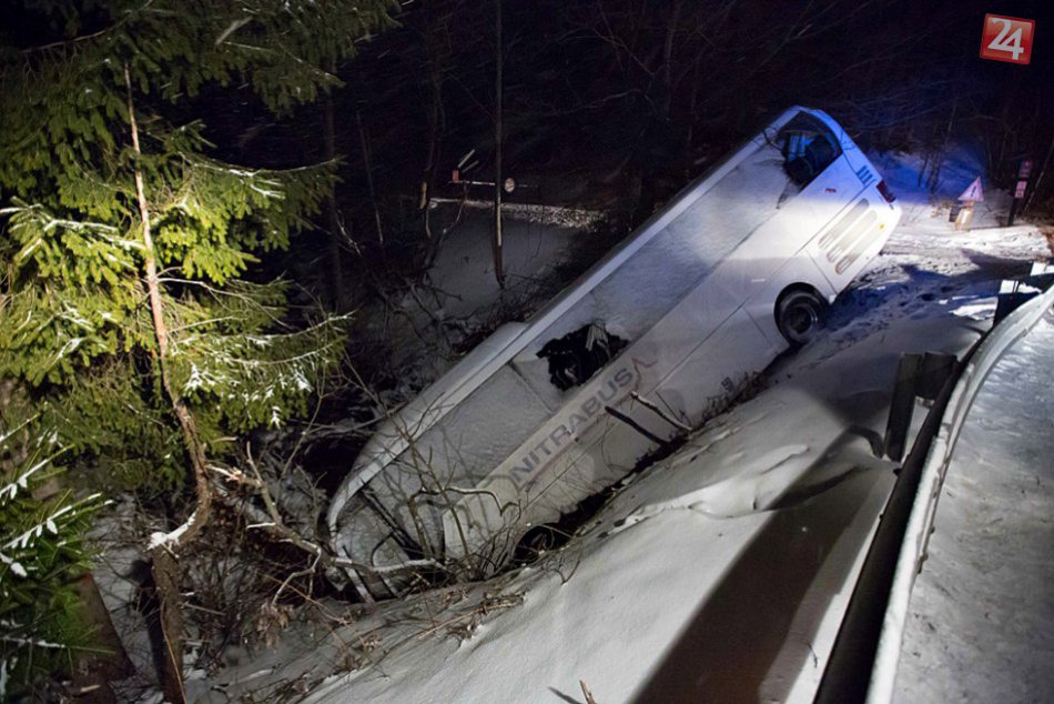 Ilustračný obrázok k článku FOTO z miesta nehody: Autobus havaroval a visel nad potokom