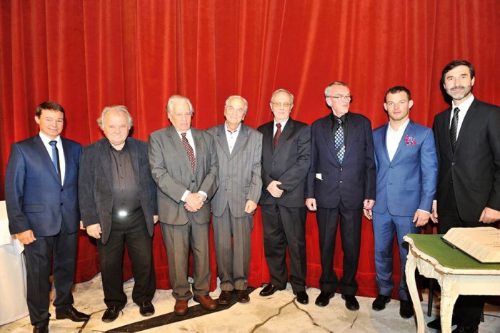 Ilustračný obrázok k článku Župa opäť hľadá výnimočných ľudí, ktorým udelí Cenu Žilinského kraja: Navrhnite túto osobnosť!