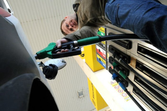 Ilustračný obrázok k článku Tankovanie čakajú zmeny: Motoristi si budú musieť zvyknúť na nové čísla a písmená