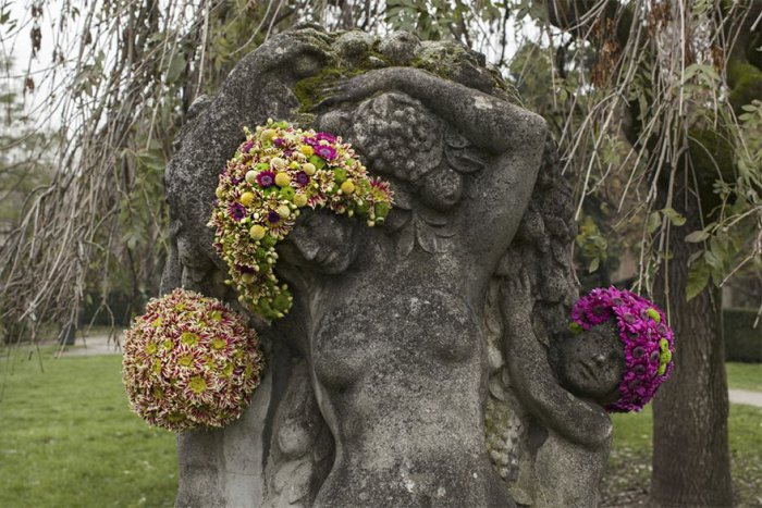 Ilustračný obrázok k článku KURIOZITA DŇA: Bruselské sochy prekvitajú nevšednou krásou