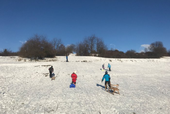 Ilustračný obrázok k článku VIDEO, čo poteší nielen najmenších: Sánkovačka na Podbrezinách ako sa patrí!