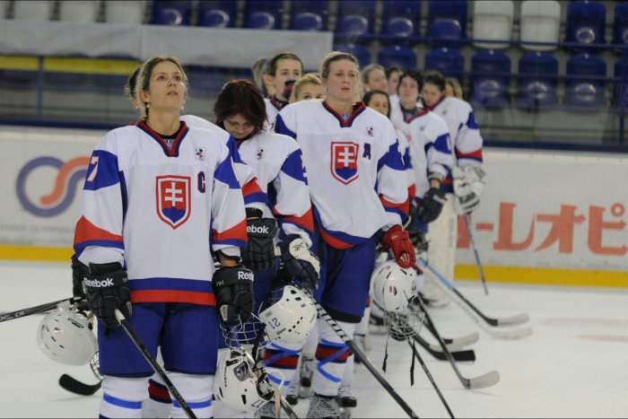 Ilustračný obrázok k článku Hokejový zápas pod holým nebom: Predstaviť by sa mohla aj hráčka Nových Zámkov
