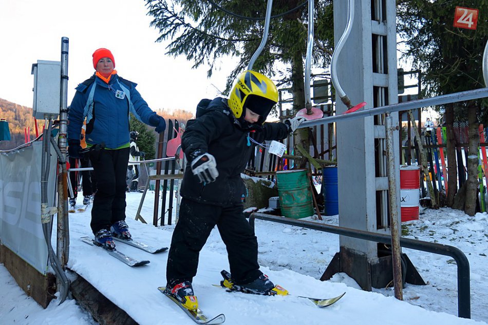 Ilustračný obrázok k článku Posledná lyžovačka v roku 2016: Stredisko pri Rožňave išlo naplno, FOTO, VIDEO