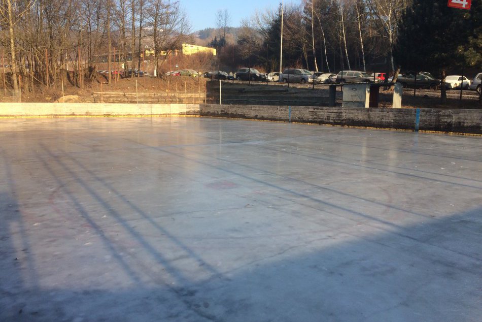 Ilustračný obrázok k článku FOTO: Bystrické sídlisko s novou zimnou atrakciou. Láka korčuliarov i hokejistov