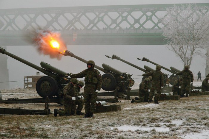 Ilustračný obrázok k článku Veľkolepé oslavy v podaní rožňavských vojakov: Vypálili slávnostné salvy, FOTO