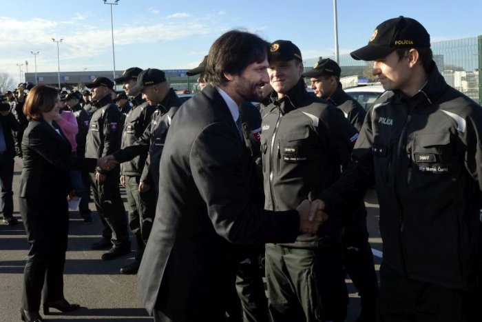 Ilustračný obrázok k článku Chcete pomáhať a chrániť? Štát má nedostatok policajtov, Kaliňák ich chce motivovať