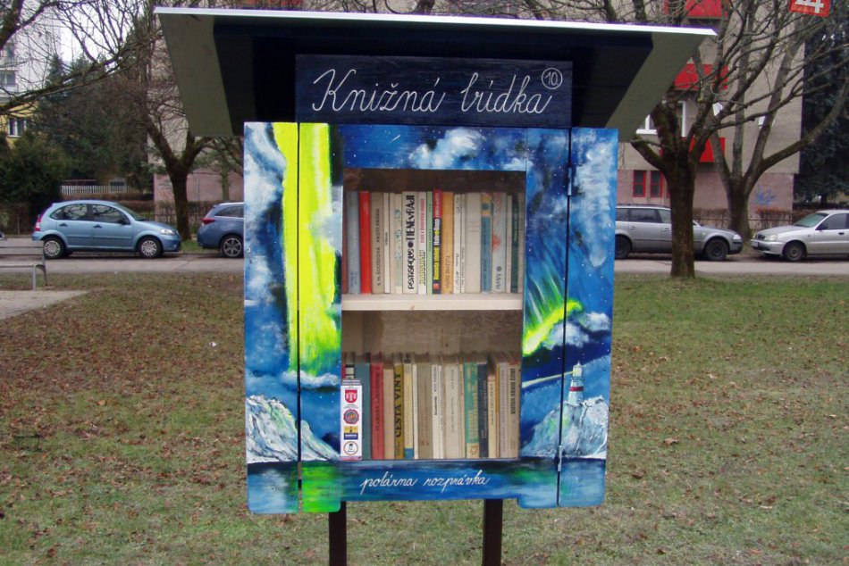 Ilustračný obrázok k článku Pribudne desať knižných popradských búdok: Zdobiť ich budú deti zo škôl