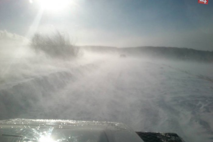 Ilustračný obrázok k článku Varovanie pred vetrom a snehovými závejmi: Výstraha 2. stupňa