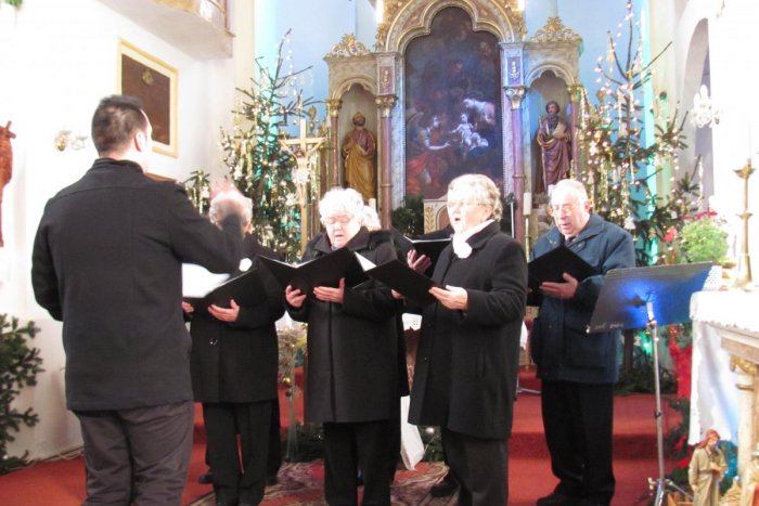 Ilustračný obrázok k článku Vianočným koncertom ukončili rok 2016: Večania prispeli na organ