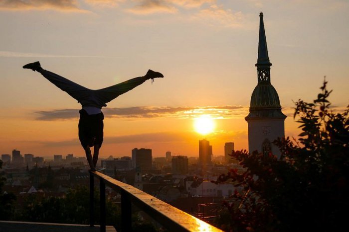 Ilustračný obrázok k článku Parkourista Marek Bari sa na bratislavské skvosty pozerá dolu hlavou