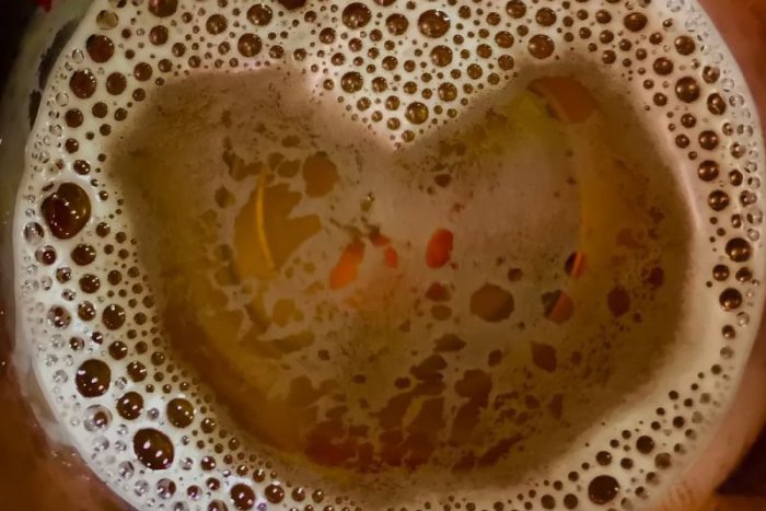 Ilustračný obrázok k článku SVET O SLOVENSKU: Namiesto frajerky bozkal pivo a stal sa "hrdinom" zápasu