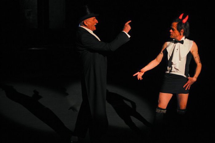 Ilustračný obrázok k článku Divadelný Mercedes Benz. Zaznie aj diabolský smiech kultovej Janis Joplin