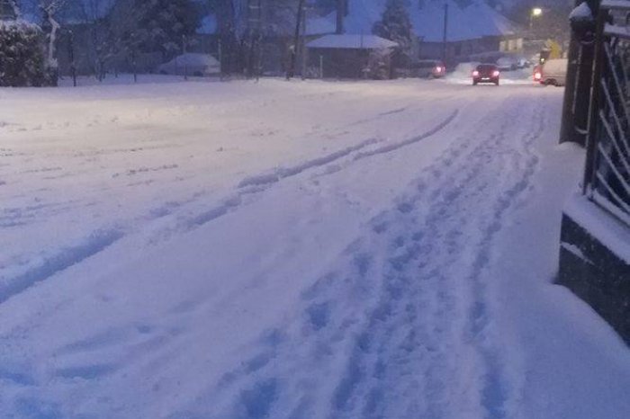 Ilustračný obrázok k článku Počasie na východe opäť skúša vodičov: Nákladiak skončil v priekope, miestami blokuje cestu