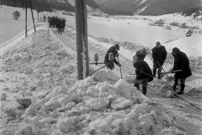 Ilustračný obrázok k článku Oškrabávať auto, to je nič! Svätokrížske zimy zatvárali školy aj trhali mosty