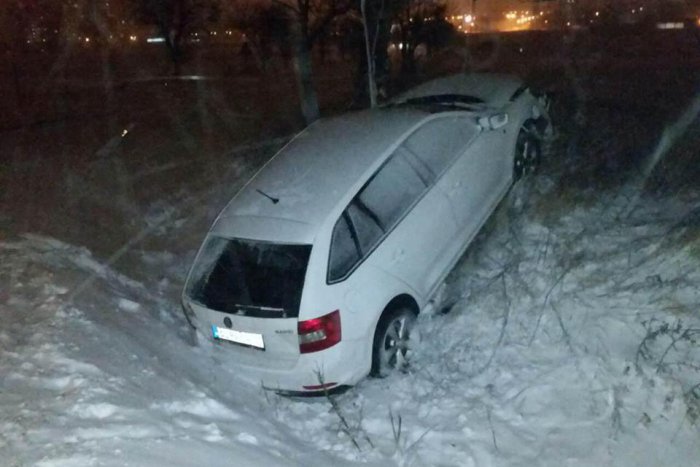 Ilustračný obrázok k článku Ťažká noc cestárov, jedna cesta stále neprejazdná: Technika je stále vonku