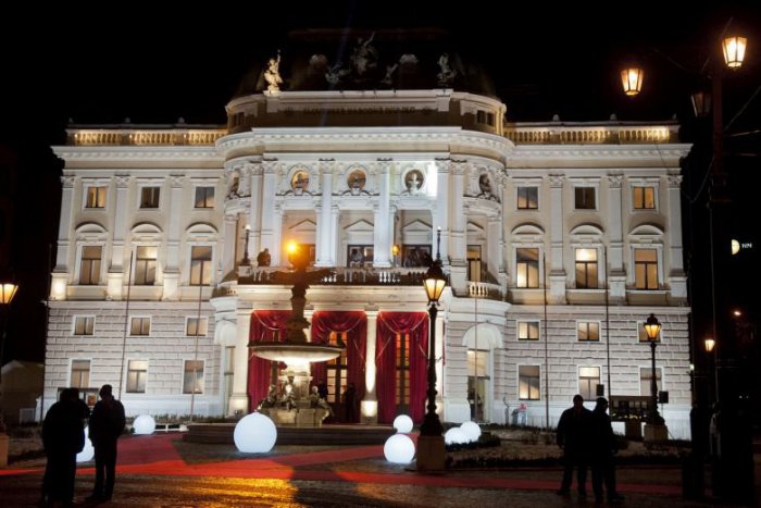 Ilustračný obrázok k článku FOTO: Začala sezóna plesov na Slovensku, Ples v opere otvorila Emília Vášáryová