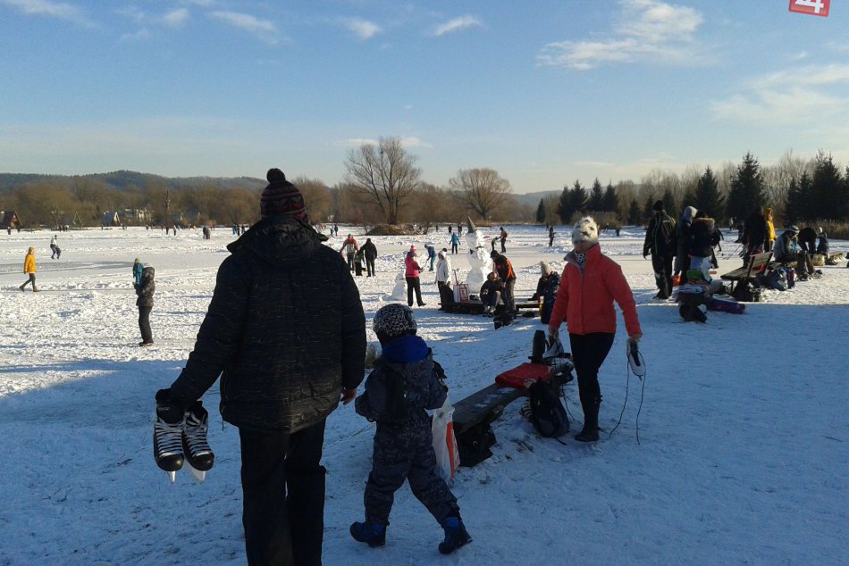 Ilustračný obrázok k článku FOTO: Zamrznutá atrakcia pri Bystrici. Na Badínske jazero mieria masy ľudí