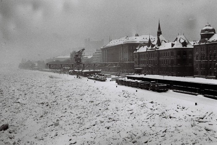 Ilustračný obrázok k článku Zamrznutý Dunaj. Rieku plnú ľadových krýh museli letecky bombardovať