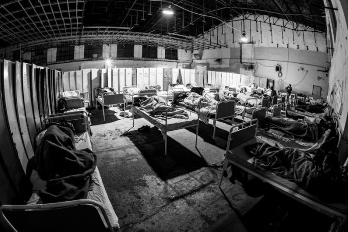 Ilustračný obrázok k článku Pre pomoc ľuďom bez domova v mrazoch funguje SOS linka. Kapacity nocľahární sú postačujúce