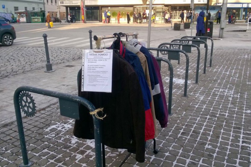 Ilustračný obrázok k článku Ak ti je zima, vezmi si kabát. Ak nechceš, aby bola iným zima, jeden podaruj