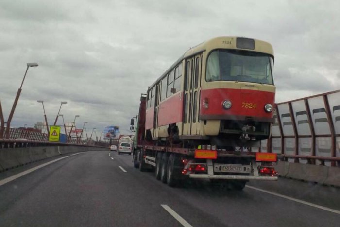 Ilustračný obrázok k článku Už ich vezú! Staré bratislavské električky putujú do Čiech, trolejbusy na Ukrajinu