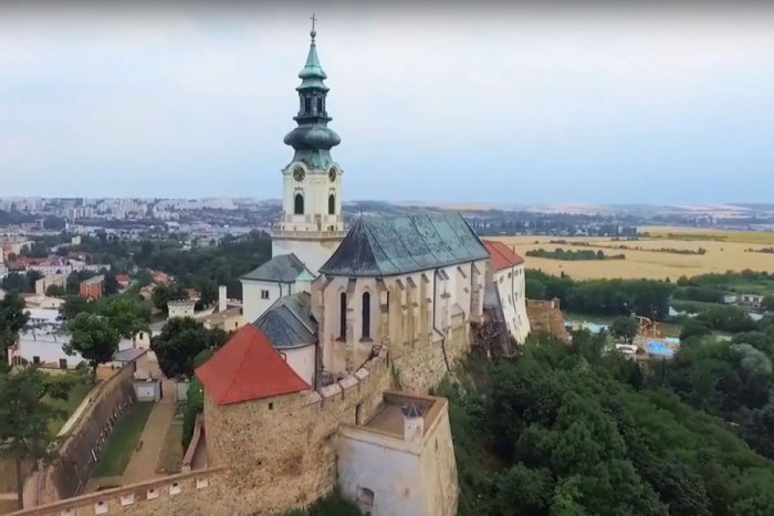 Ilustračný obrázok k článku VIDEO natočené na Nitrianskom hrade: Dominantou mesta vás prevedú krásne dravce