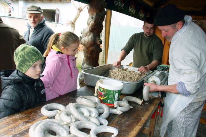 Ilustračný obrázok k článku Tradičné zabíjačkové pochúťky aj ľudová muzika. Čím všetkým láka Ponická zakáľačka?
