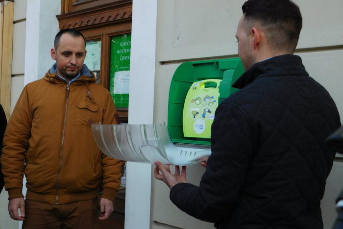 Ilustračný obrázok k článku V Spišskej je už dostupný verejný defibrilátor: Bol nainštalovaný v centre mesta, FOTO