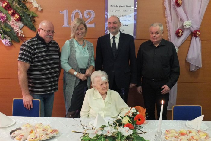 Ilustračný obrázok k článku Stará mama bývalých hokejových reprezentantov z Prešova: Oslávila nádherný vek!