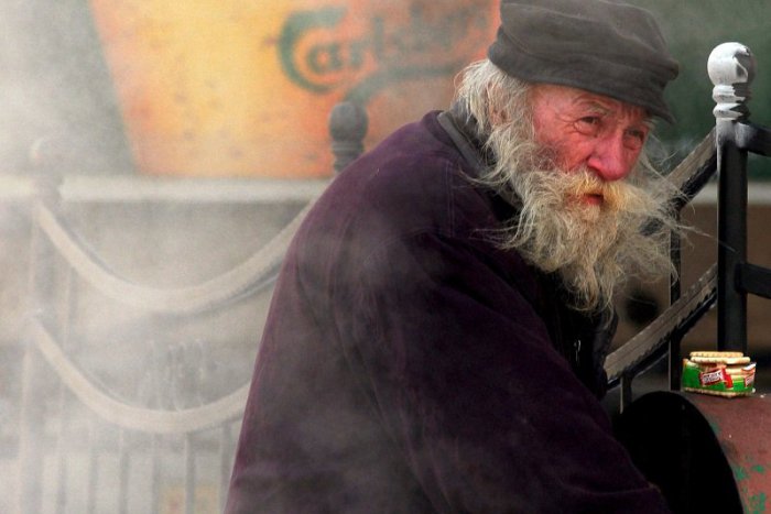 Ilustračný obrázok k článku Pomôžte ľuďom bez domova. Spacáky a bundy môžete odovzdať na viacerých miestach