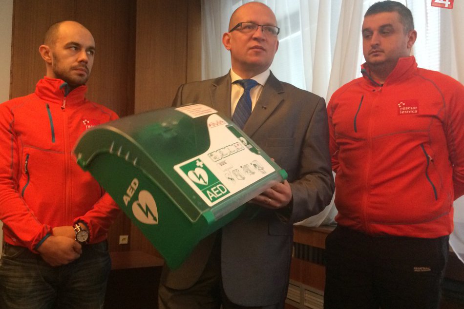 Ilustračný obrázok k článku Verejný defibrilátor už aj na popradskom námestí: Zachráni piatok 13. život?