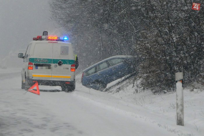 Ilustračný obrázok k článku Nehoda medzi Žiarom a Kremnicou: Auto skončilo v potoku, vodič v rukách záchranárov