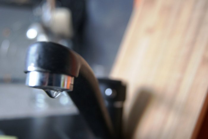 Ilustračný obrázok k článku Havária potrubia v Žiari: Časť centra je bez vody, pomáha cisterna