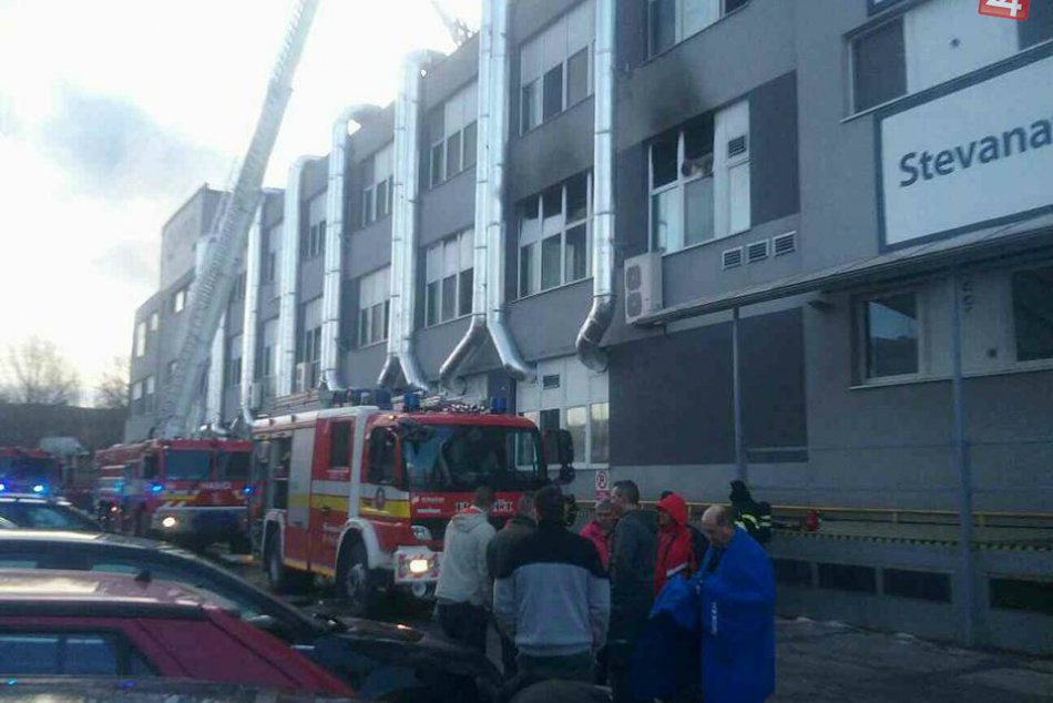 Ilustračný obrázok k článku Horí výrobná hala v Dúbravke. Takmer 30 ľudí museli evakuovať