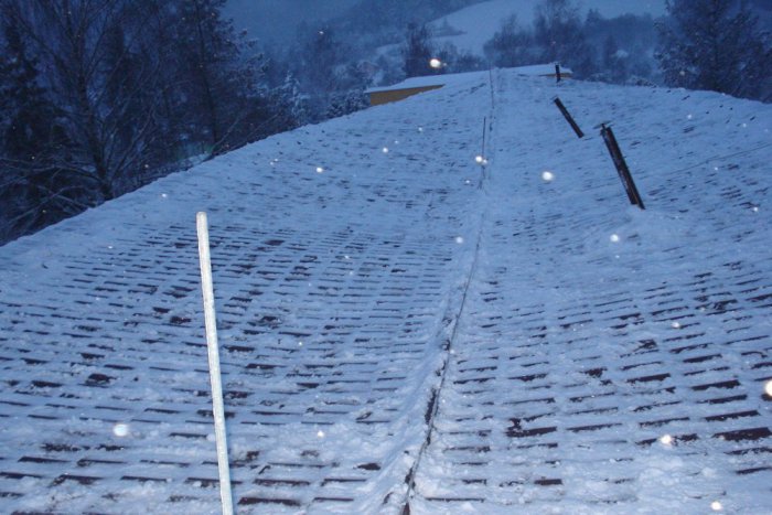 Ilustračný obrázok k článku Deti evakuovali. Pod váhou snehu sa prelomila časť strechy na škole