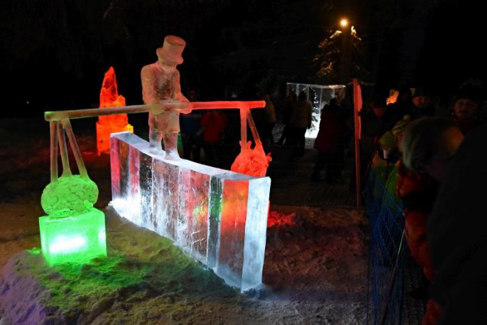 Ilustračný obrázok k článku KURIOZITA DŇA: Tatry zdobia majstrovské diela zo 45 ton ľadu